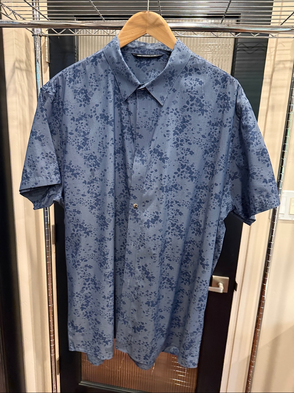 TravisMathew Men’s XXL Blue Floral Short Sleeve Button Up Shirt Golf Performance
